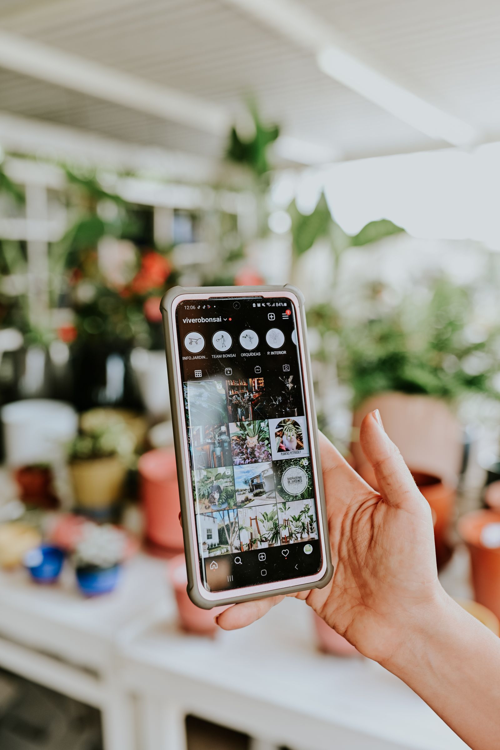 Instagram profili acik bir telefon ekrani