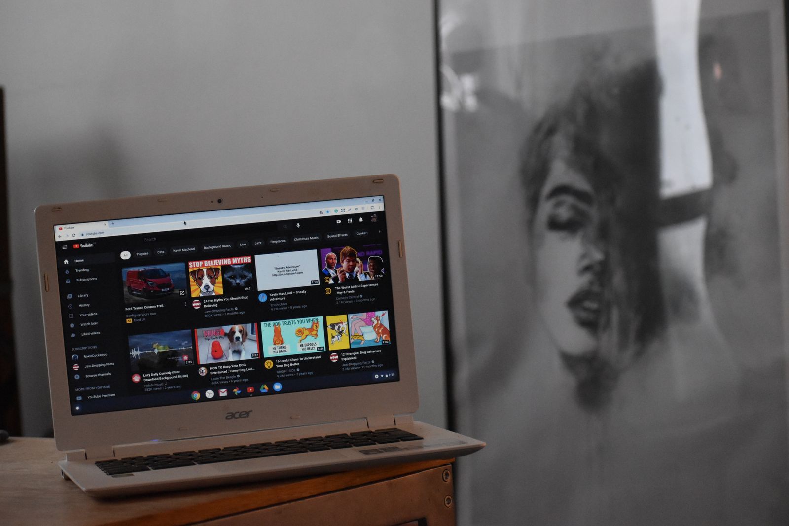 YouTube acik bir laptop ekrani
